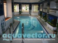 Площадка бассейна отделана противоскользящей плиткой Площадка бассейна отделана противоскользящей плиткой